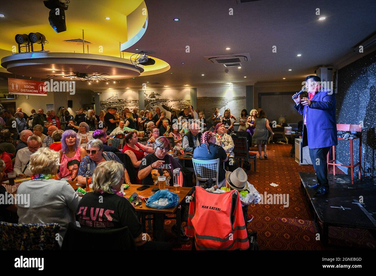 Il sosia di Elvis, Dave 'Rockin' Rilley, si esibisce al pub va all'annuale Festival di Elvis a Porthcawl, nel Galles del Sud, come fa un ritorno per la prima volta dall'inizio del Pandemic questo fine settimana. L'evento vede migliaia di fan di Elvis che si affollano nella città di mare per celebrare la musica e la vita del "Re". Foto Stock Il sosia di Elvis, Dave 'Rockin' Rilley, si esibisce al pub va all'annuale Festival di Elvis a Porthcawl, nel Galles del Sud, come fa un ritorno per la prima volta dall'inizio del Pandemic questo fine settimana. L'evento vede migliaia di fan di Elvis che si affollano nella città di mare per celebrare la musica e la vita del "Re". Foto Stock