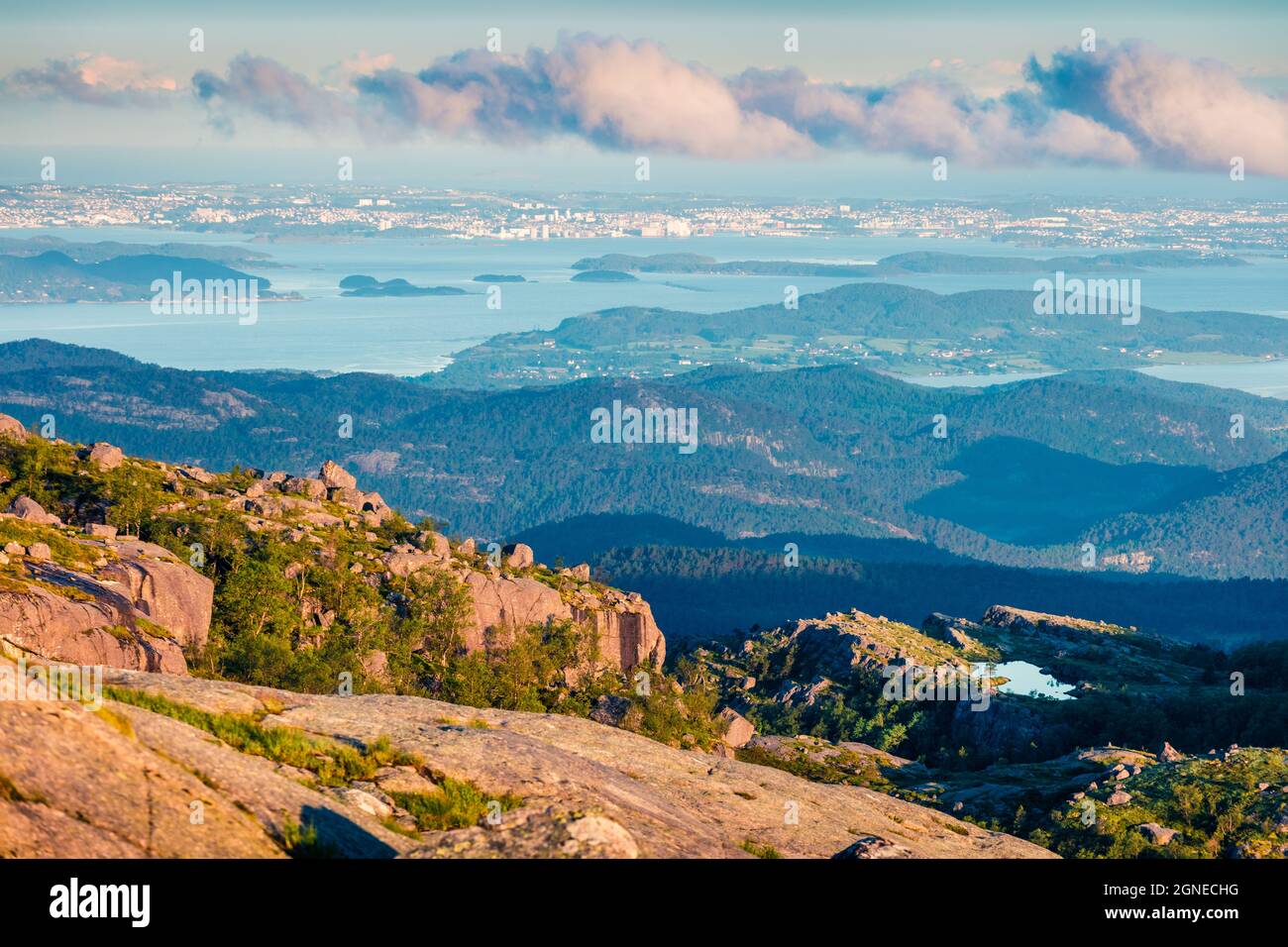 Misty mattina vista della città di Stavanger. Colorata scena estiva della Norvegia, Europa. Concetto di viaggio background. Foto elaborata in stile artistico. Foto Stock