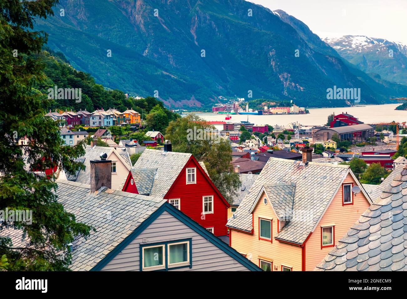 Architettura tipica norwagiana nella città di Odda, contea di Hordaland, Norvegia. Bella vista estiva del fiordo Hardangerfjord. Concetto di viaggio background. Foto Stock
