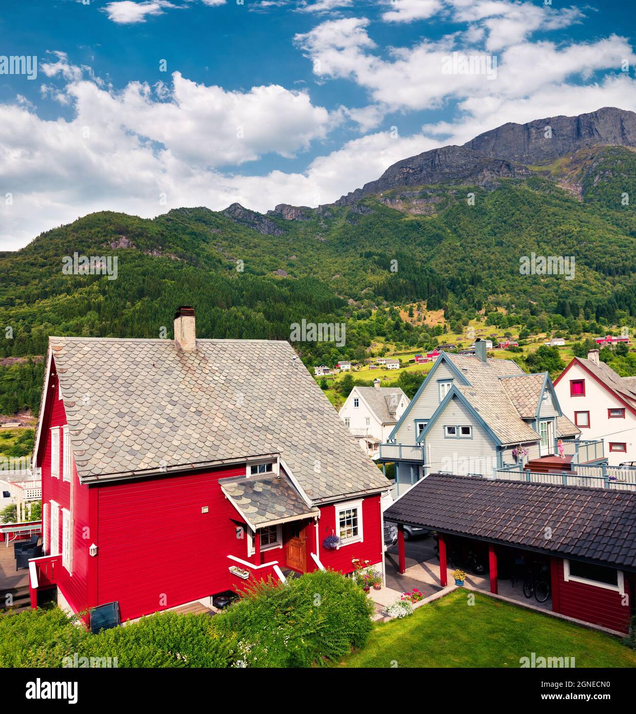 Architettura tipica norwagiana nella città di Odda, contea di Hordaland, Norvegia. Splendida vista estiva sulla campagna. Concetto di viaggio background. Foto Stock