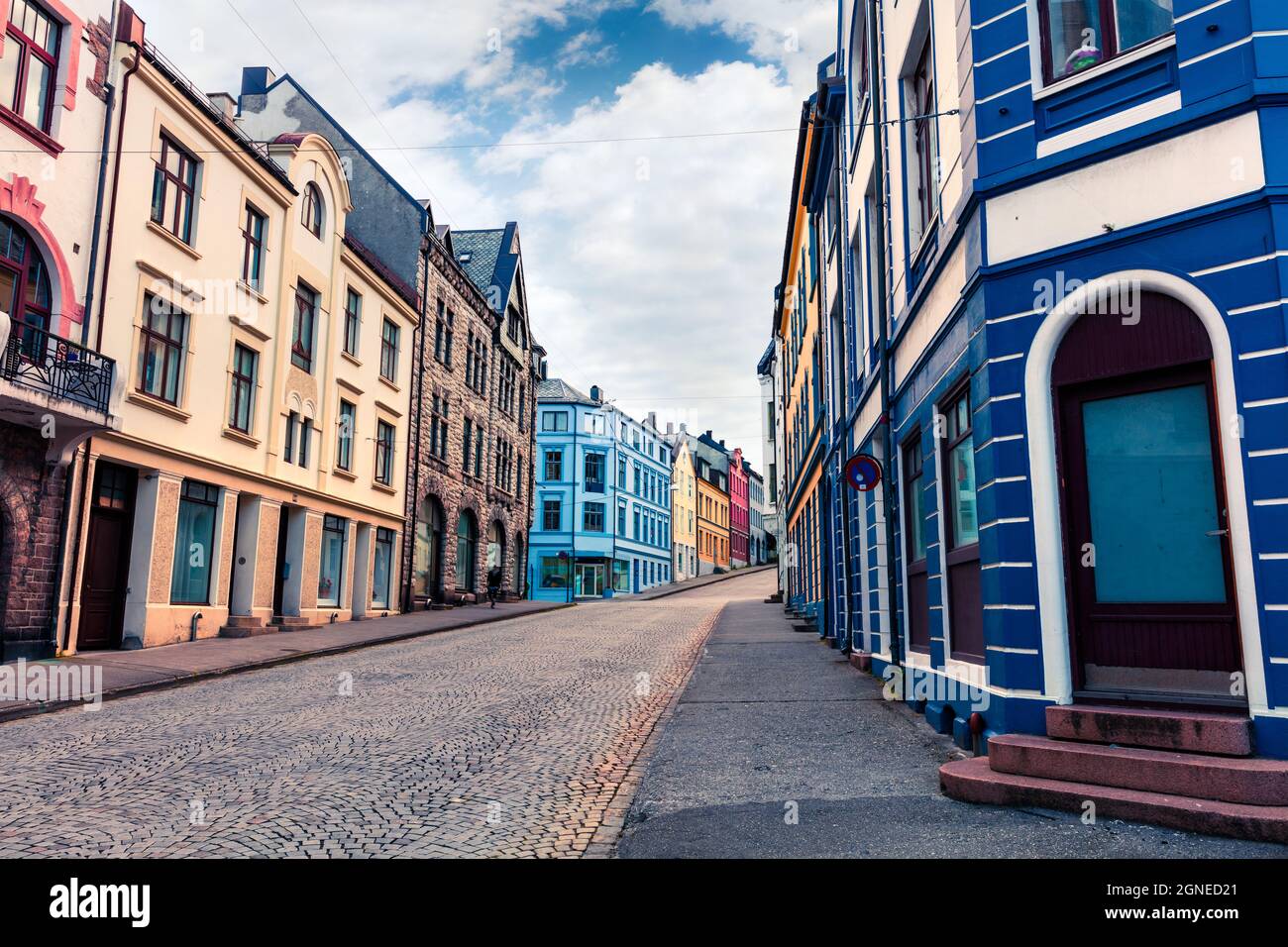 Paesaggio urbano colorato della città portuale di Alesund, noto per lo stile architettonico art nouveau. Splendida scena estiva in Norvegia, Europa. Stile artistico post p Foto Stock