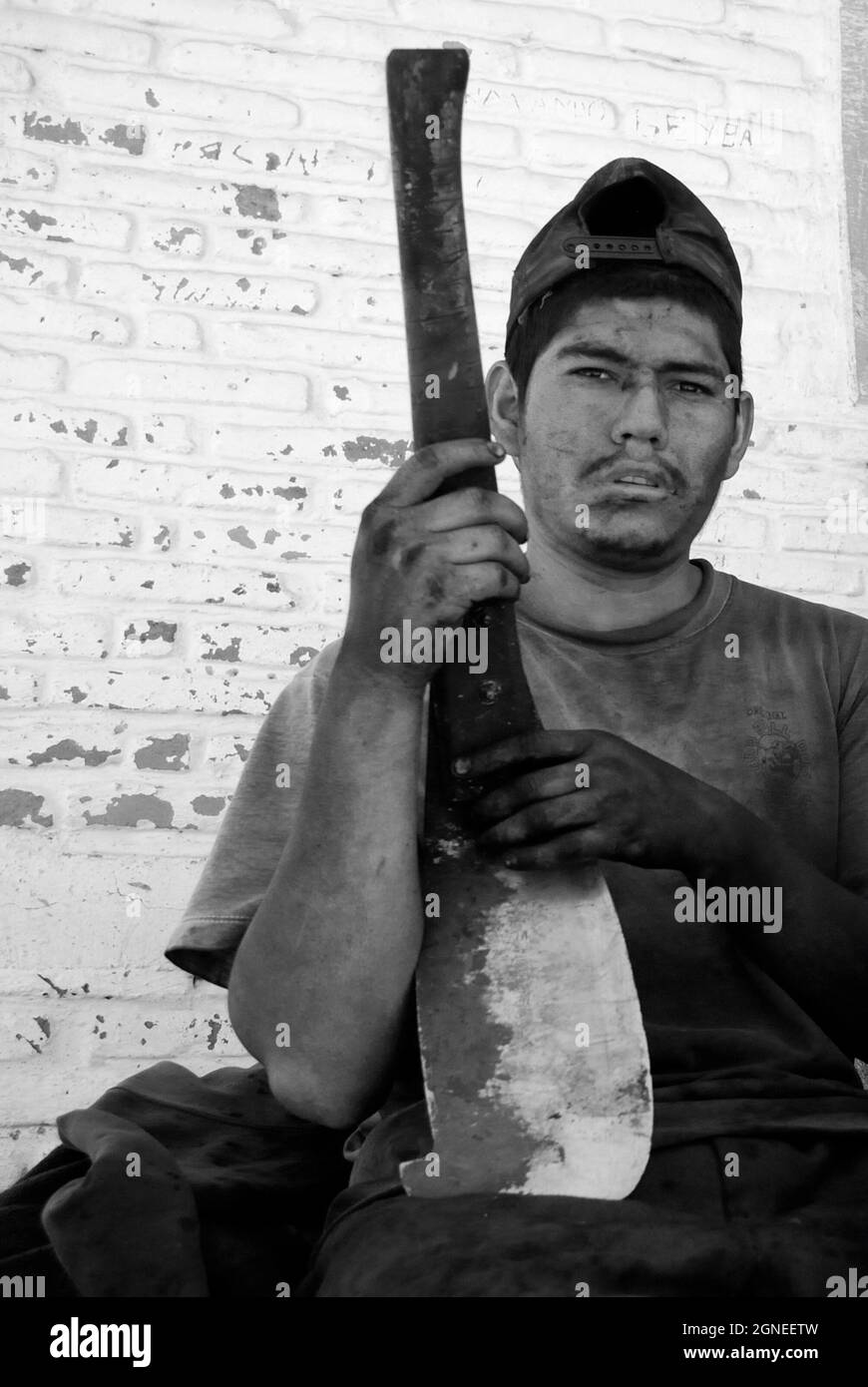 Un uomo della comunità agricola prepara il suo strumento chiamato ‘mocha’ per il lavoro. Ahualulco, Jalisco, Messico. Marzo 30, 2007. Foto Stock