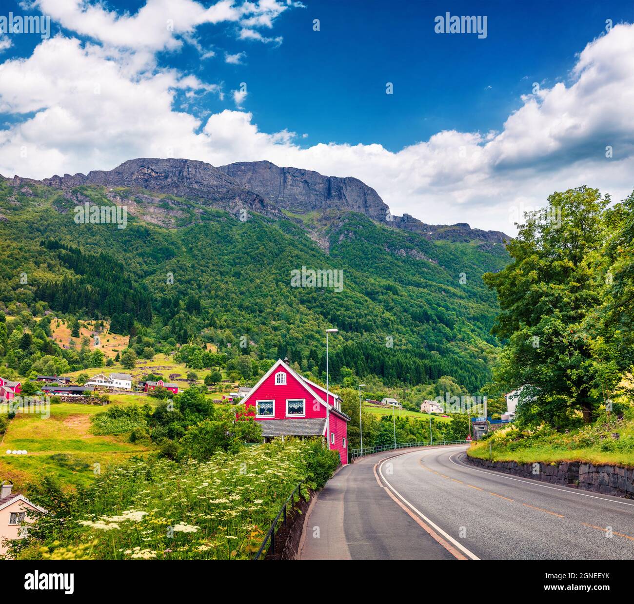 Strada vuota nella città di Norwagian - Odda, contea di Hordaland, Norvegia. Splendida vista estiva del nord. Concetto di viaggio background. Foto Stock