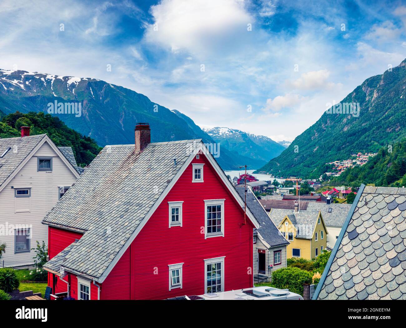 Architettura tipica norwagiana nella città di Odda, contea di Hordaland, Norvegia. Bella vista estiva del fiordo Hardangerfjord. Concetto di viaggio background. Foto Stock