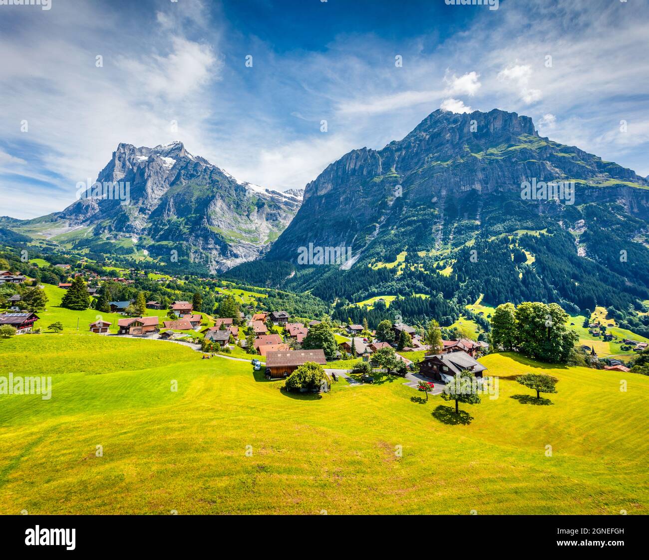 Pittoresca vista mattutina della valle del villaggio di Grindelwald dalla funivia. Wetterhorn e le montagne di Wellhorn, situate ad ovest di Innertkirchen nel Bernese Foto Stock