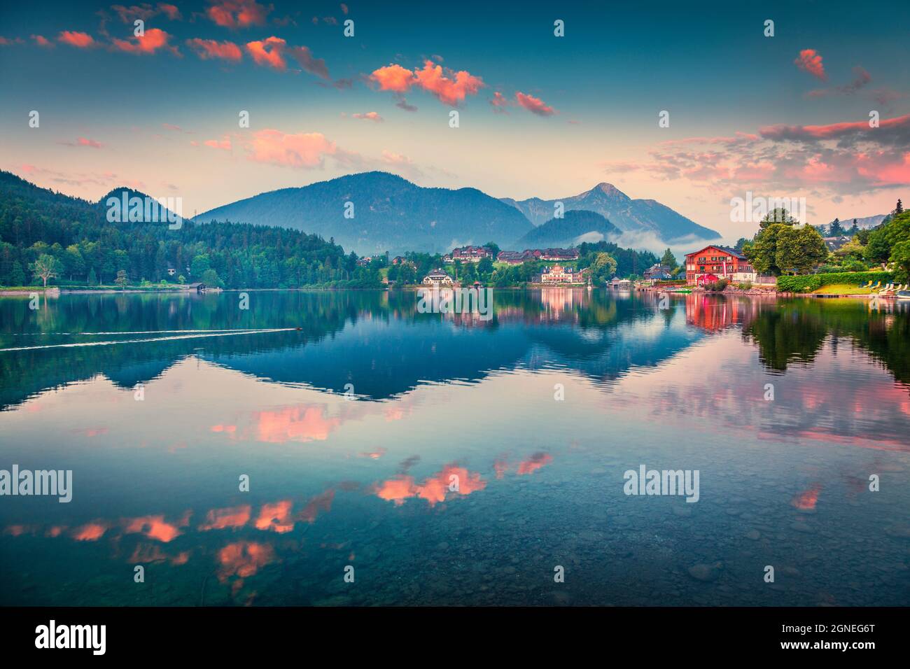 Spettacolare vista mattutina del lago Grundlsee. Colorata alba estiva del villaggio di Brauhof, Liezen Distretto della Stiria, Austria, Alpi. Europa. Bellezza del conteggio Foto Stock