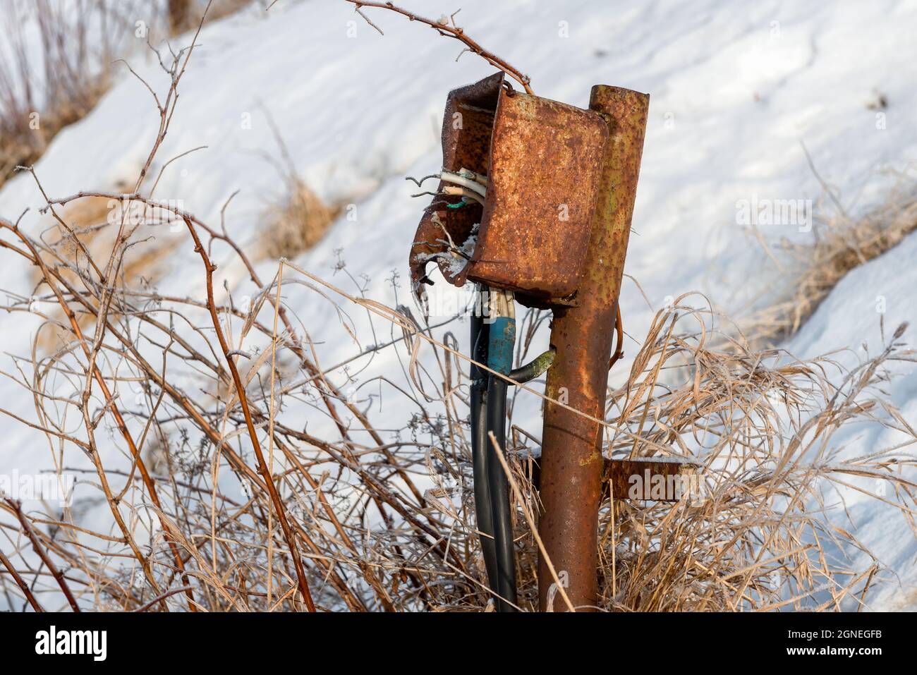 Vecchia attrezzatura elettrica coperta di neve in inverno Foto Stock