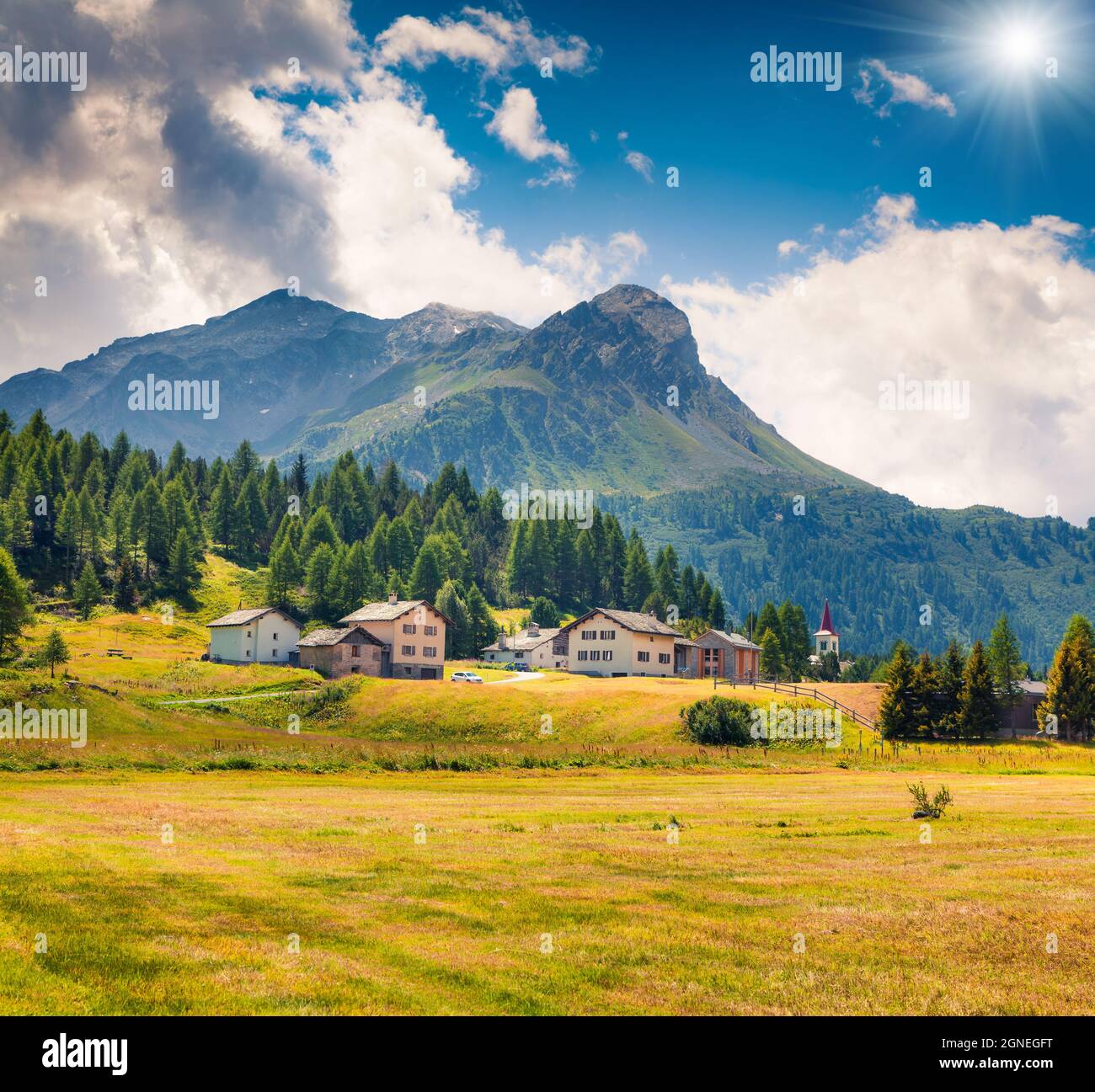 Pittoresca vista estiva dalla cima del passo Maloja. Colorata scena mattutina delle Alpi Svizzere, alta Engadina nel cantone dei Grigioni, Svizzera, Europ Foto Stock