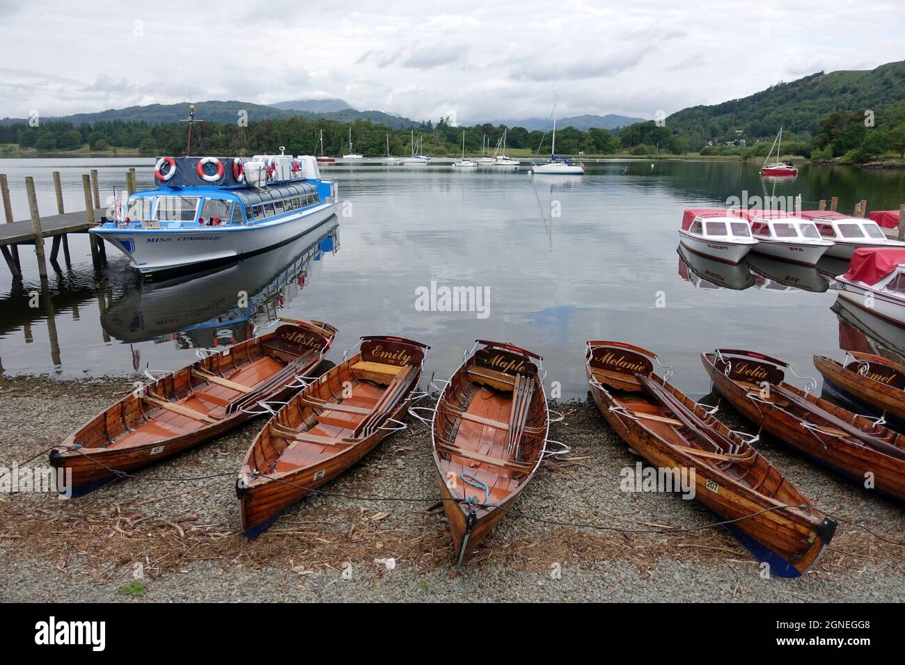 Barche a remi a noleggio sul lago Windermere (vicino al molo Waterhead e Ambleside) nel Lake District. Foto Stock