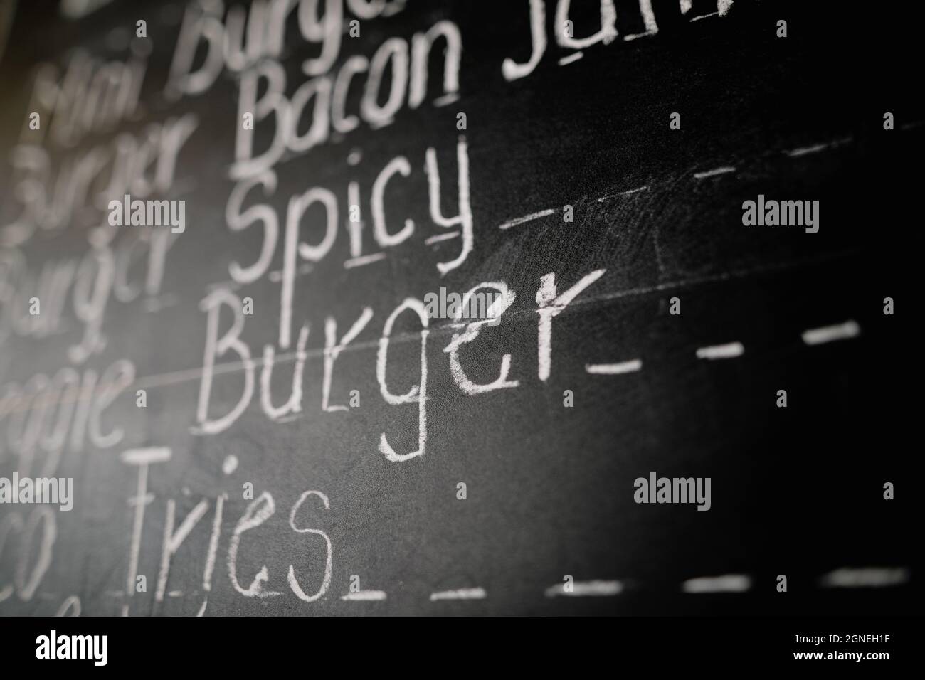 Bucarest, Romania - 23 settembre 2021: Immagine di profondità di campo poco profonda (fuoco selettivo) con un menu ristorante scritto con gesso su una lavagna. Foto Stock