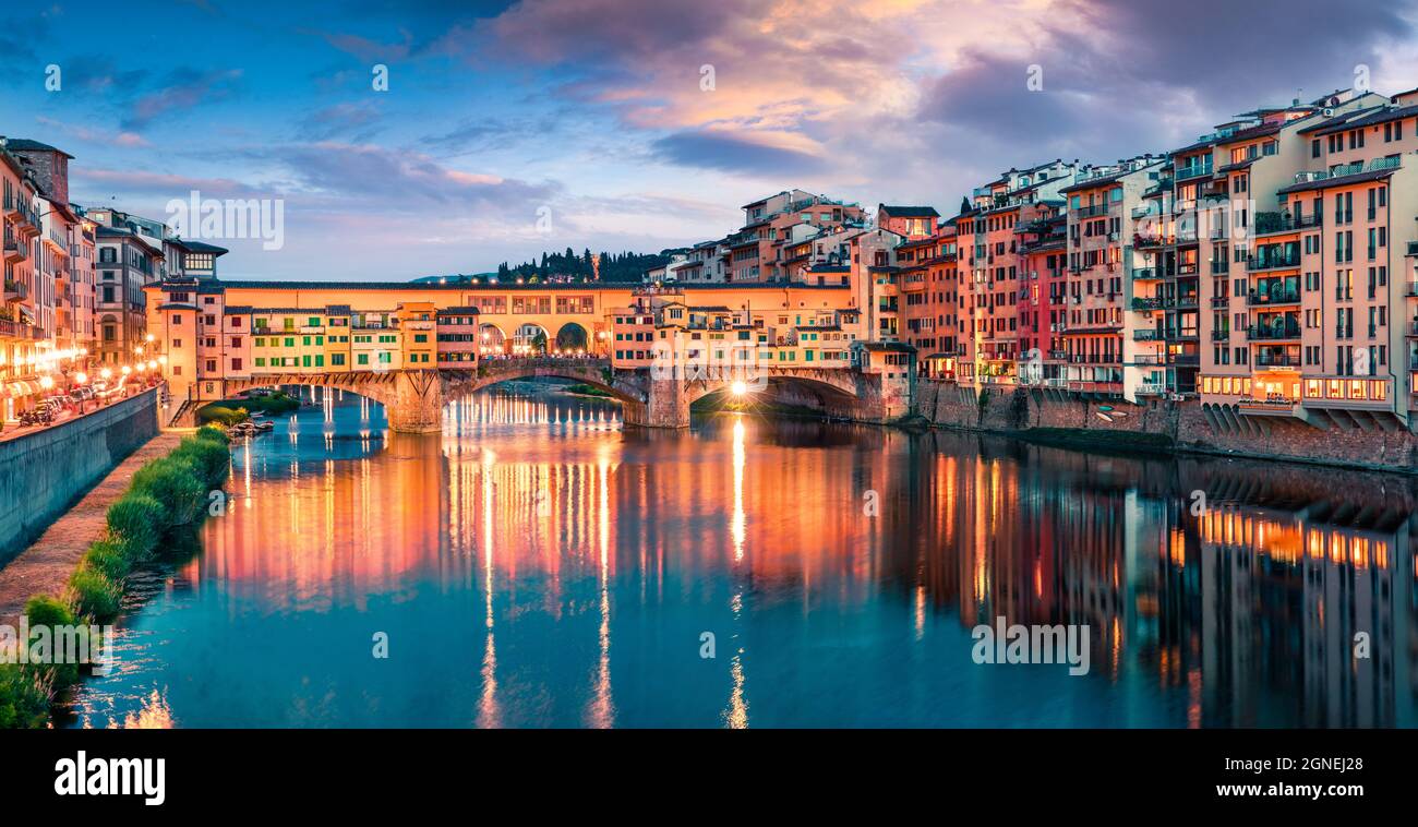 Splendido ponte medievale ad arco di origine romana - Ponte Vecchio sul fiume Arno. Colorata primavera tramonto vista di Firenze, Italia, Europa. Fatt Foto Stock