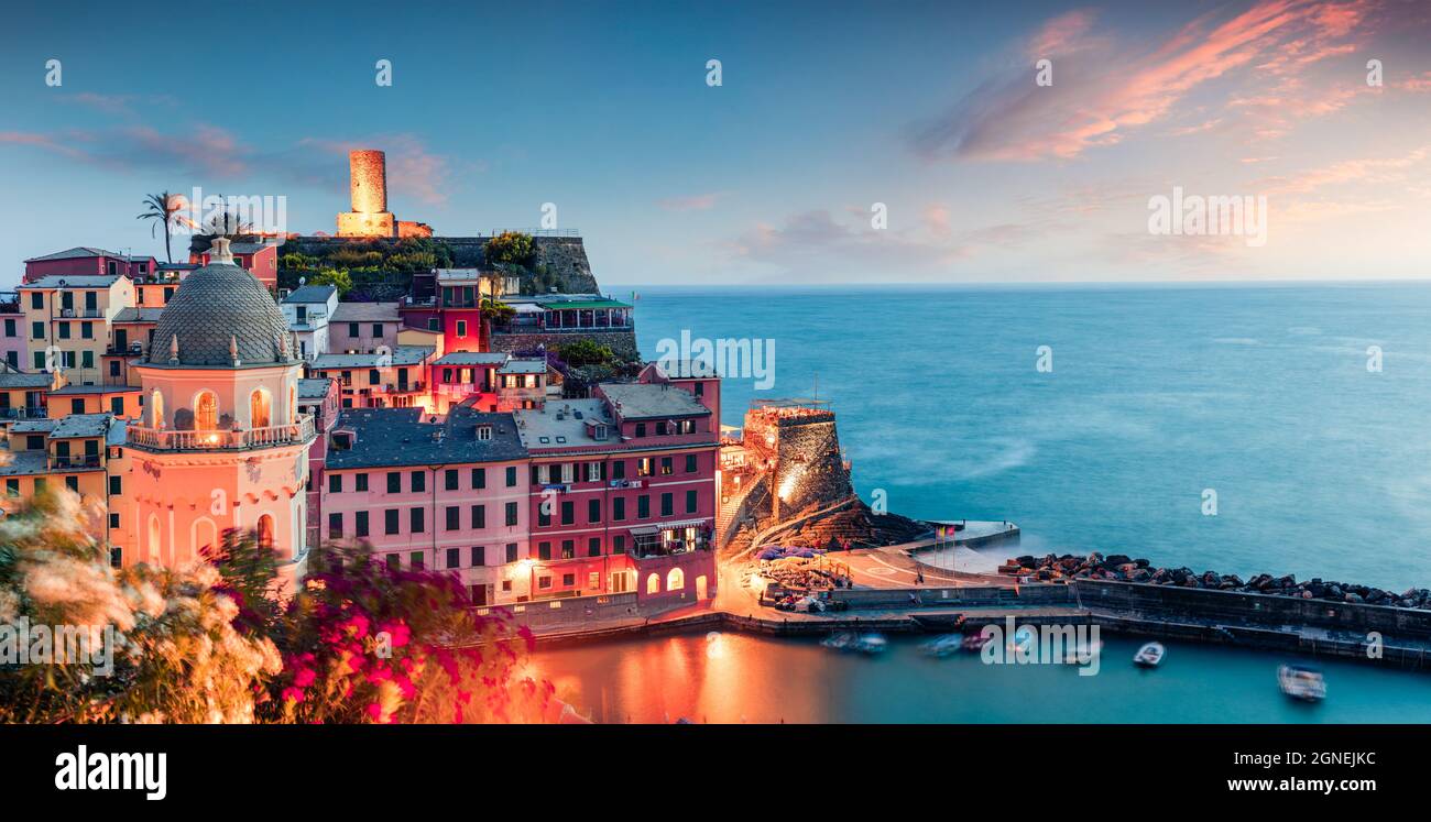 Uno dei cinque comuni che compongono la regione delle cinque Terre - Vernazza. Alba aerea in Liguria, Italia, Europa. Picturesqie condimento di Medite Foto Stock