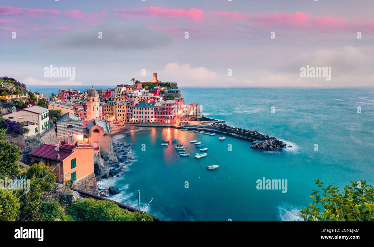 Uno dei cinque comuni che compongono la regione delle cinque Terre - Vernazza. Alba aerea in Liguria, Italia, Europa. Picturesqie condimento di Medite Foto Stock