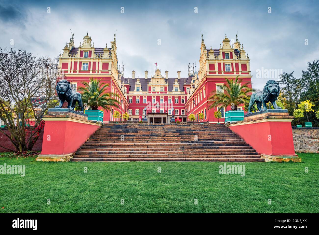 Suggestiva mattinata autunnale del castello di Muskau. Scena mattutina piovosa nel Parco Muskau, Patrimonio dell'Umanità dell'UNESCO, regione dell'alta Lusazia, Sassonia, Germania, Europ Foto Stock