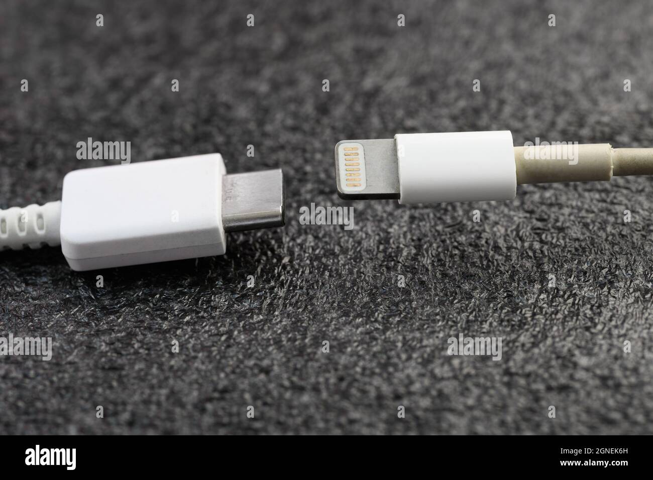 VLADIVOSTOK, RUSSIA - 24 SETTEMBRE 2021: Connettore Lightning Apple e cavi USB Type-C. Messa a fuoco selettiva. Foto Stock