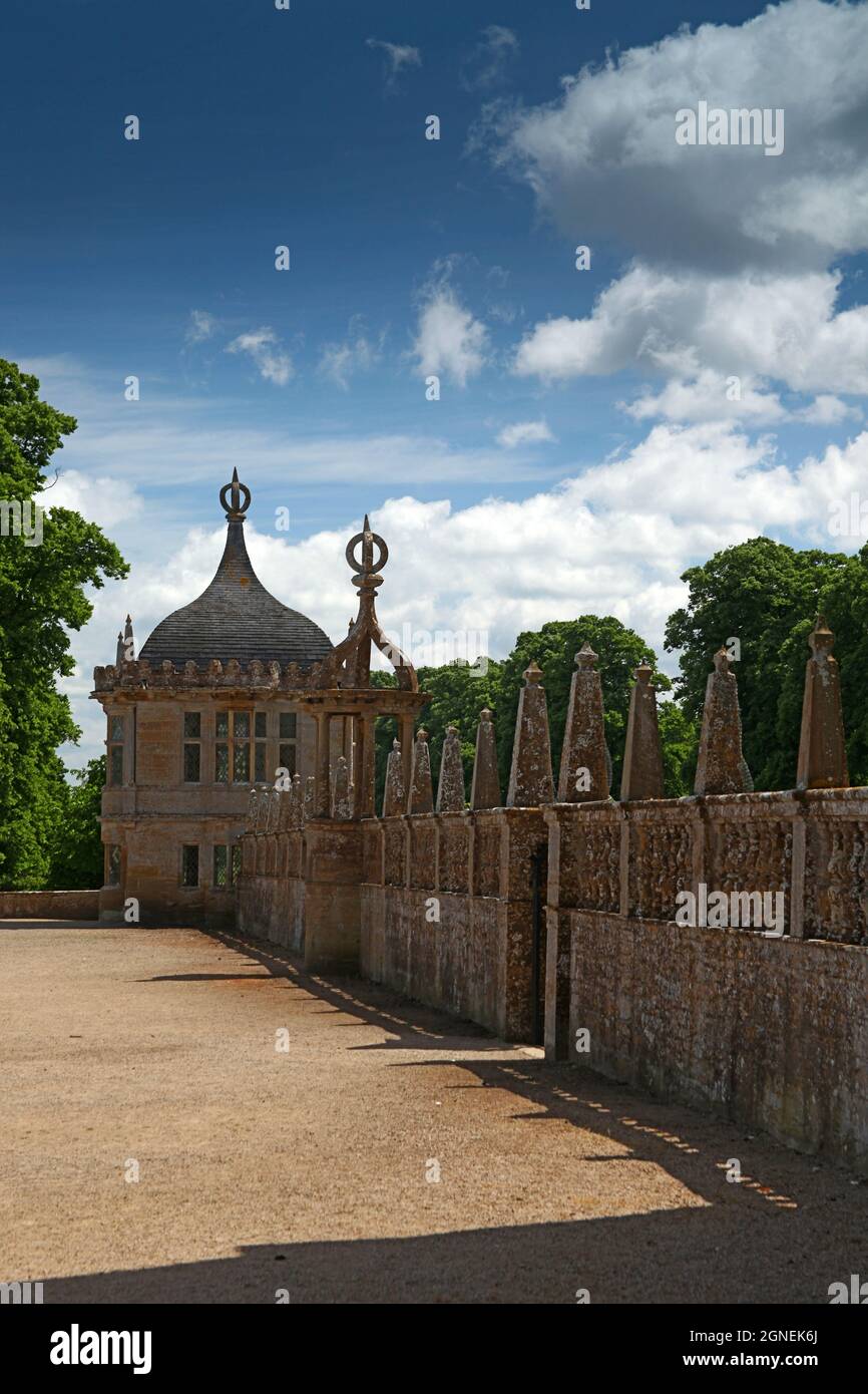 La balaustra in pietra e gazebo a Montacute House, un palazzo elisabettiano con giardino vicino a Yeovil, Somerset, Inghilterra, Regno Unito Foto Stock