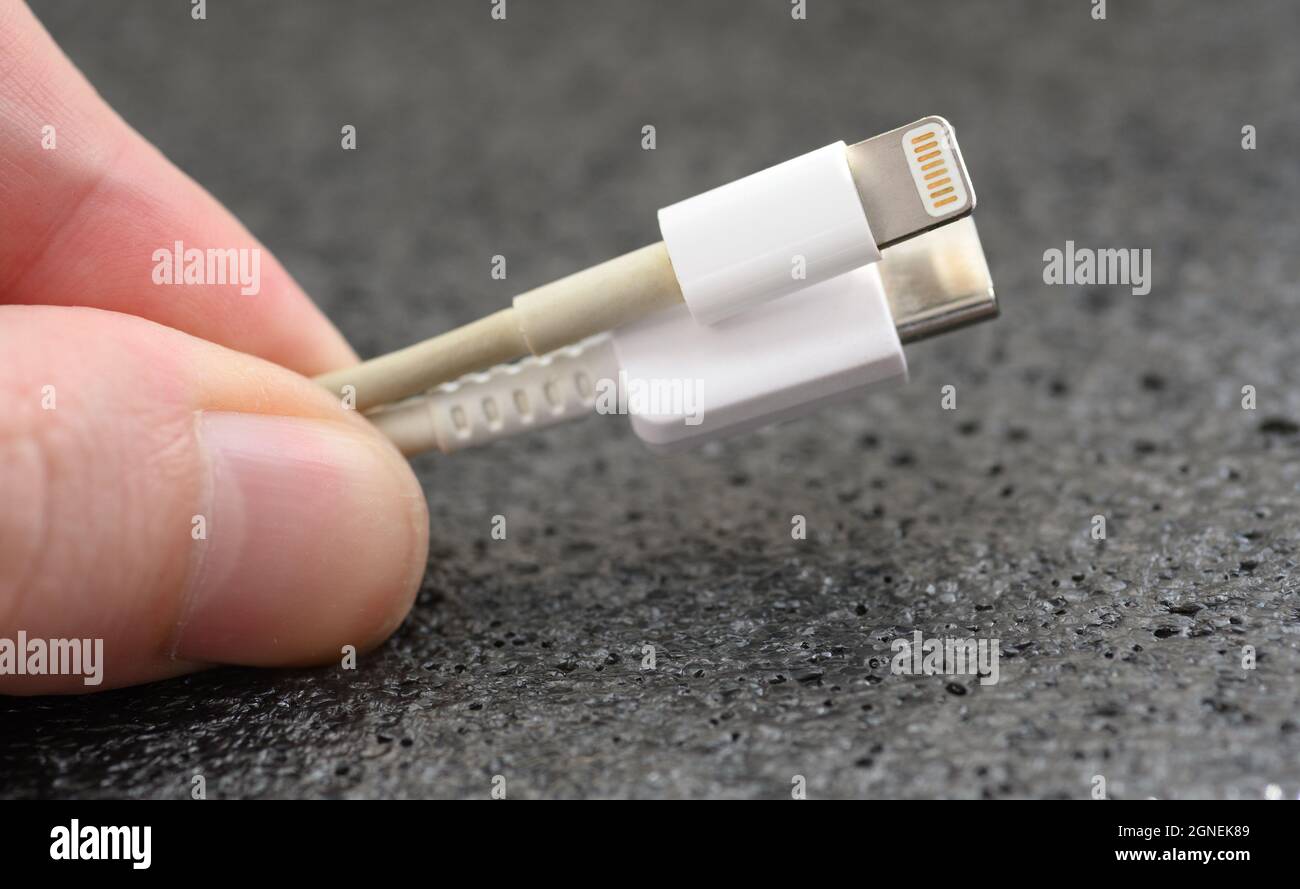 VLADIVOSTOK, RUSSIA - 24 SETTEMBRE 2021: Connettore Lightning Apple e cavi USB Type-C. Messa a fuoco selettiva. Foto Stock