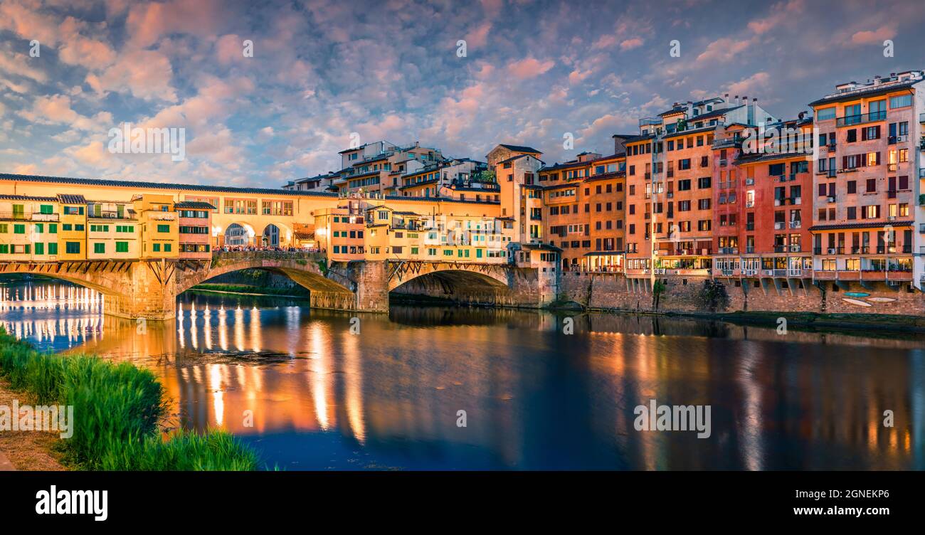 Splendido ponte medievale ad arco di origine romana - Ponte Vecchio sul fiume Arno. Colorata primavera tramonto vista di Firenze, Italia, Europa. Fatt Foto Stock