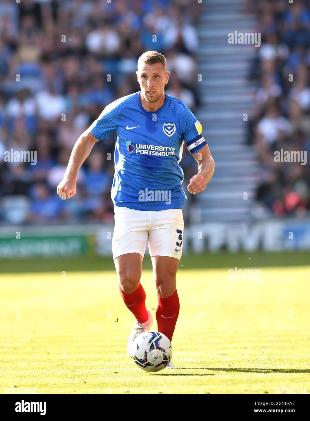 Lee Brown di Portsmouth durante la partita della Sky Bet League One tra Portsmouth e Cambridge United a Fratton Park , Portsmouth , Regno Unito - 18 Settembre 2021 solo per uso editoriale. Nessun merchandising. Per le immagini Football si applicano restrizioni fa e Premier League inc. Nessun utilizzo di Internet/cellulare senza licenza FAPL - per i dettagli contattare Football Dataco Foto Stock