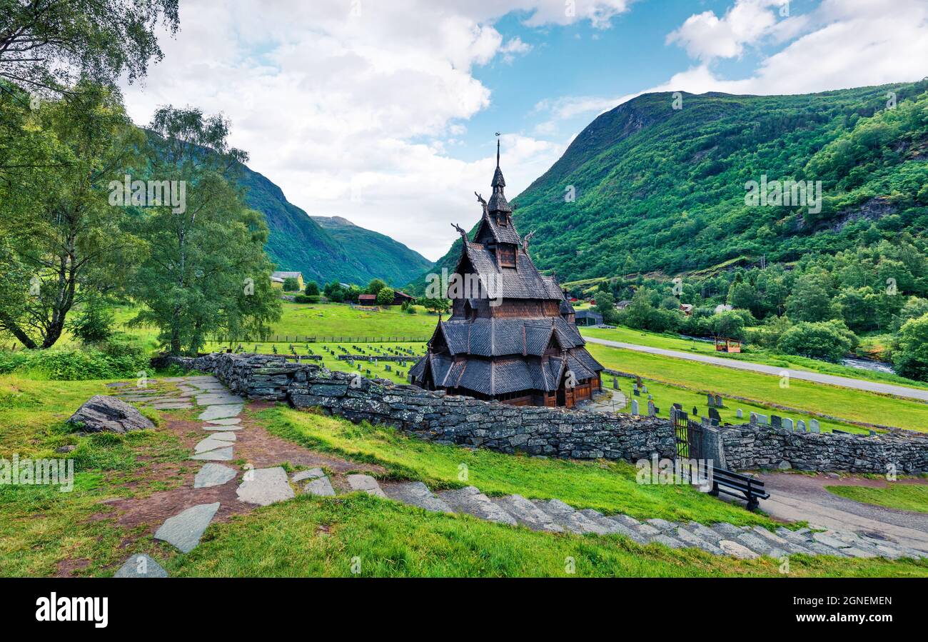 Grande vista estiva della chiesa di Borgund Stave, situata nel villaggio di Borgund nel comune di Lerdal nella contea di Sogn og Fjordane, Norvegia. Viaggiatori Foto Stock