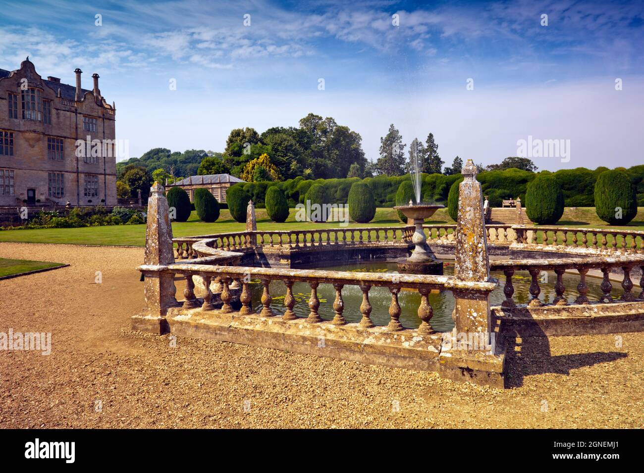 L'impressionante giardino della fontana a Montacute House, un palazzo elisabettiano con giardino vicino a Yeovil, Somerset, Inghilterra, Regno Unito Foto Stock