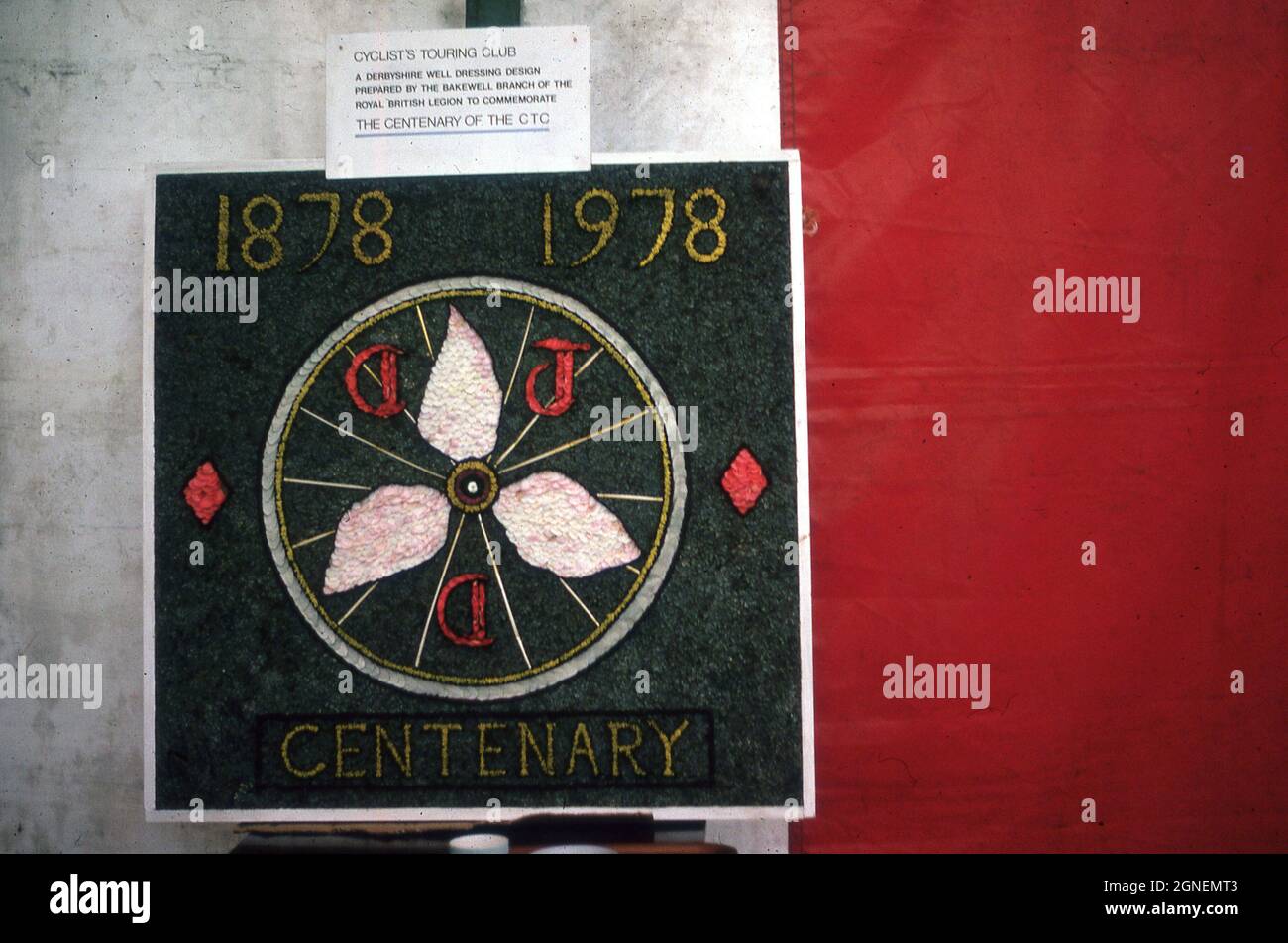 1978, centenario del Touring Club del ciclista (CTC), York, Inghilterra, Regno Unito. All'interno di una tenda del rally di York, è stato inserito, con una descrizione, un disegno creato dal Bakewell, regione del Derbyshire della Royal British Legion per celebrare il centenario del CTC. Fondato nel 1878 ad Harrogate, Inghilterra, Regno Unito, come Bicycle Touring Club, nel 1883 venne rinominato Cyclists' Touring Club (CTC). Il design mostra il tradizionale logo o emblema vittoriano del CTC, la ruota alata, creato nel 1886 e che indica un benvenuto per i ciclisti. Il logo divenne uno dei simboli più riconoscibili del ciclismo britannico. Foto Stock
