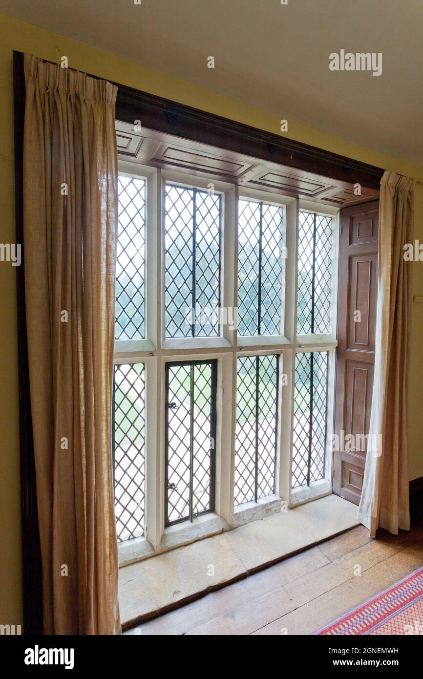 Una finestra di vetro con piombo da pavimento a soffitto a Montacute House, un palazzo elisabettiano nr Yeovil, Somerset, Inghilterra, Regno Unito Foto Stock