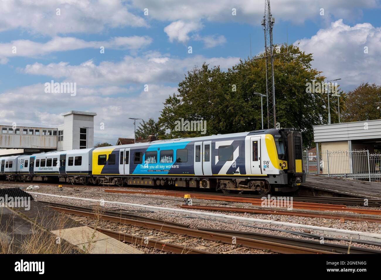 Treno della ferrovia sud-ovest che passa attraverso la stazione di Havant. Livrea personalizzata da mostrare grazie al NHS durante la pandemia covid. Foto Stock