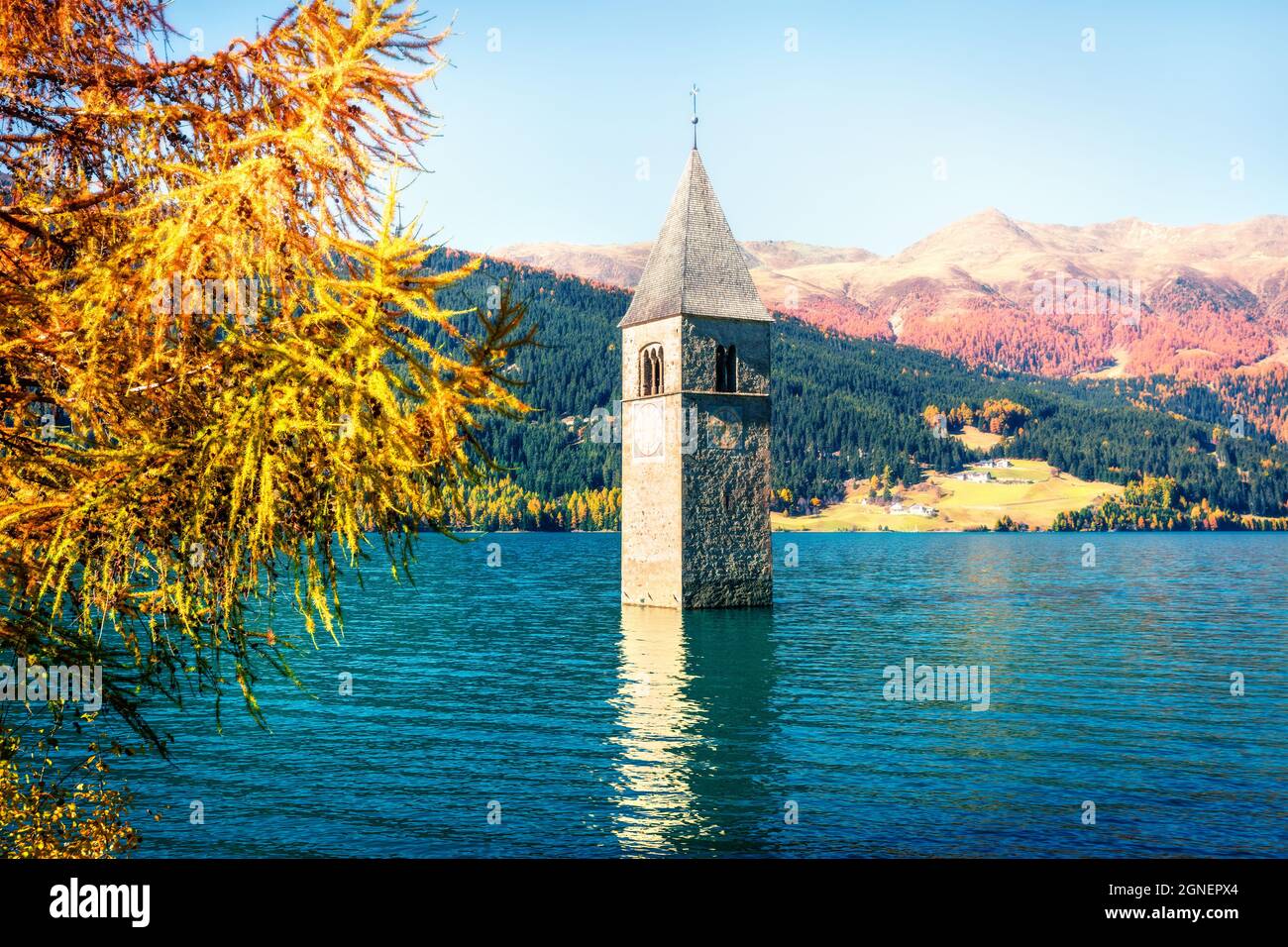 Affascinante vista autunnale del campanile della chiesa di Curon Venosta che sorge dalle acque del lago di Resia, villaggio di Graun im Vinschgau, Trentino-Alto Adige Foto Stock