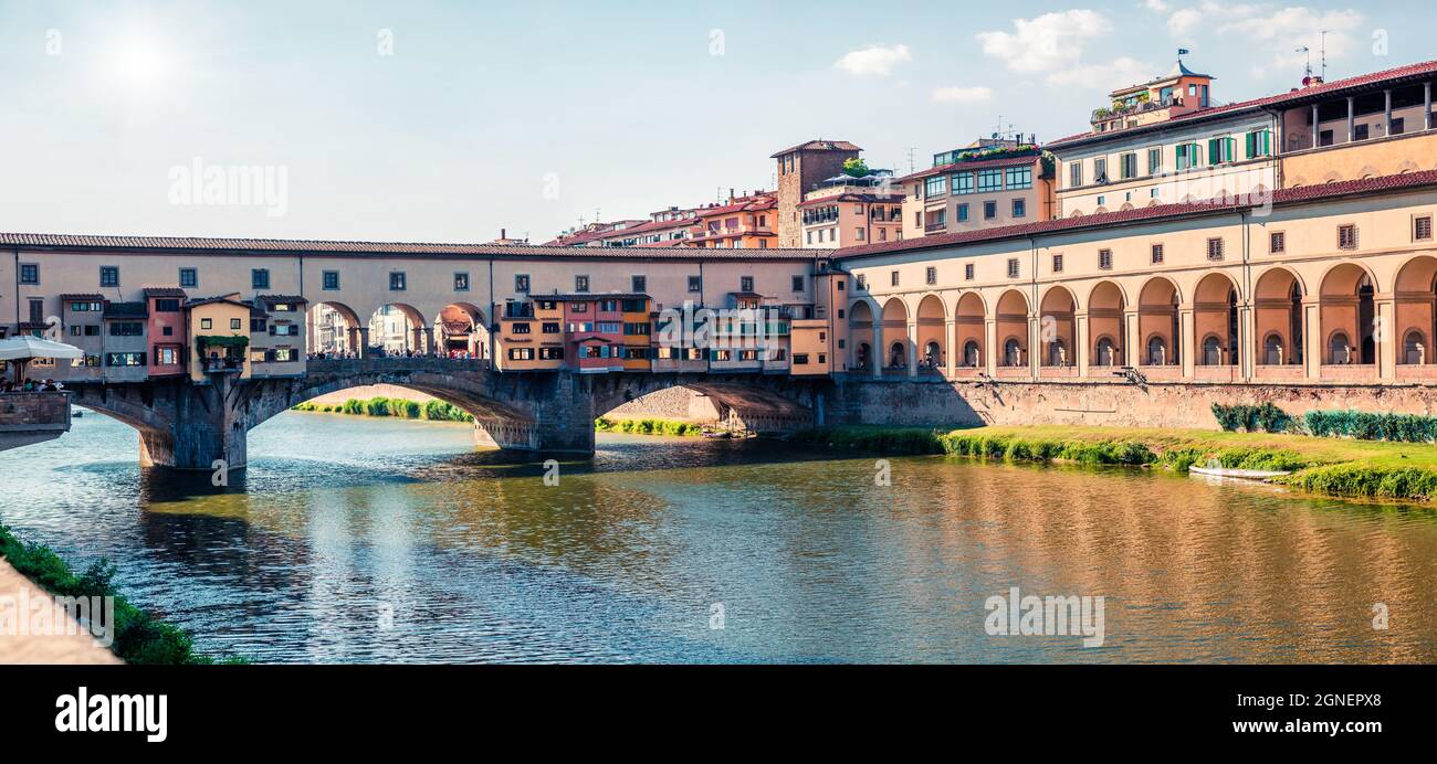 Bellissimo ponte medievale ad arco di origine romana - Ponte Vecchio sul fiume Arno. Luminoso panorama primaverile mattutino di Firenze, Italia, Europa. Foto Stock