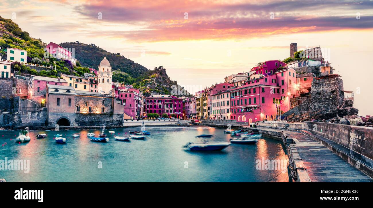 Uno dei cinque comuni che compongono le Cinque Terre - Vernazza. Molla grande sunrise in Liguria, Italia, Europa. Splendido paesaggio marino del Mediterraneo Foto Stock