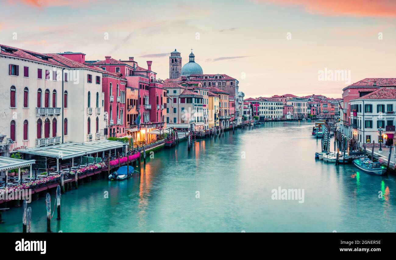 Affascinante alba primaverile a Venezia con la chiesa di San Geremia sullo sfondo. Scena serale colorata di Venezia, Italia, Europa. Magnifico Mediterraneo Foto Stock