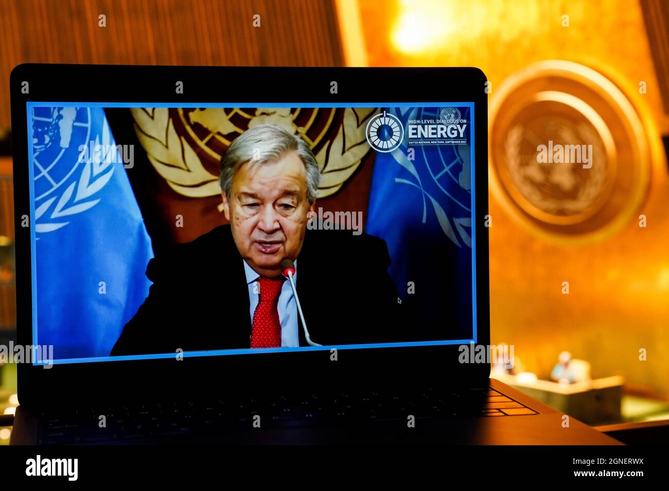 Nazioni Unite. 24 settembre 2021. La foto scattata presso la sede delle Nazioni Unite a New York mostra che il Segretario generale delle Nazioni Unite Antonio Guterres ha parlato in un dialogo virtuale ad alto livello delle Nazioni Unite sull'energia il 24 settembre 2021. Venerdì Guterres ha invitato i paesi a passare rapidamente a sistemi energetici decarbonizzati, a riorientare i sussidi per i combustibili fossili alle energie rinnovabili e a fissare un prezzo sul carbonio. Credit: Wang Ying/Xinhua/Alamy Live News Foto Stock