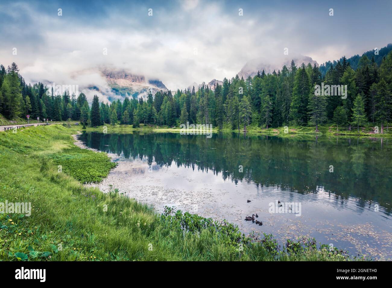 Grande scena estiva del lago di Antorno con le tre Cime di Lavaredo (Drei Zinnen) montano nella nebbia mattutina. Colorata vista autunnale delle Alpi dolomitiche, Italia, UE Foto Stock