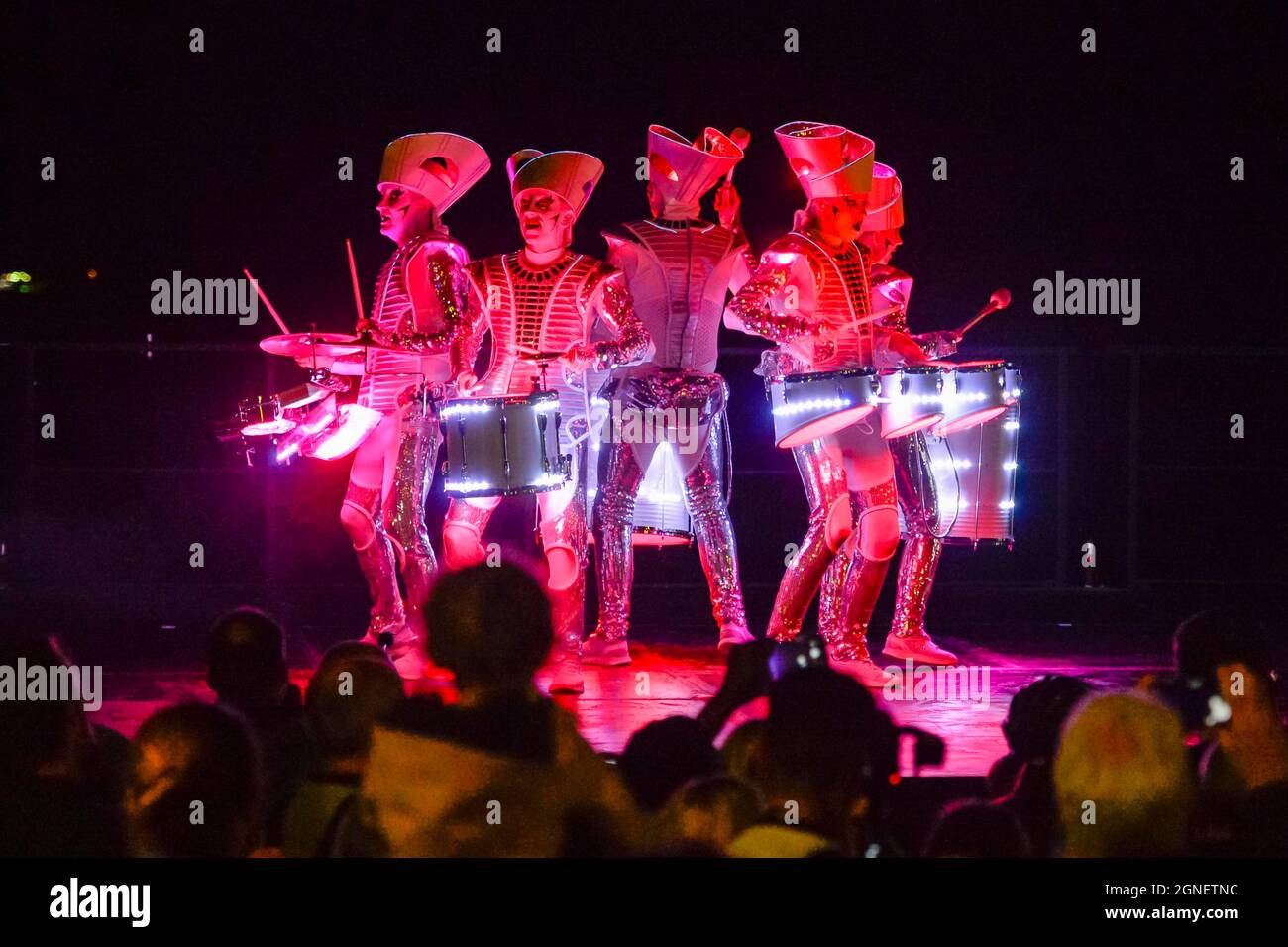 Weymouth, Dorset, Regno Unito. 24 settembre 2021. Parade attraverso le strade di Weymouth in Dorset guidato dai batteristi Worldbeaters con il burattini Dundu come parte del festival Inside out attivo delle arti dello spettacolo. Picture Credit: Graham Hunt/Alamy Live News Foto Stock