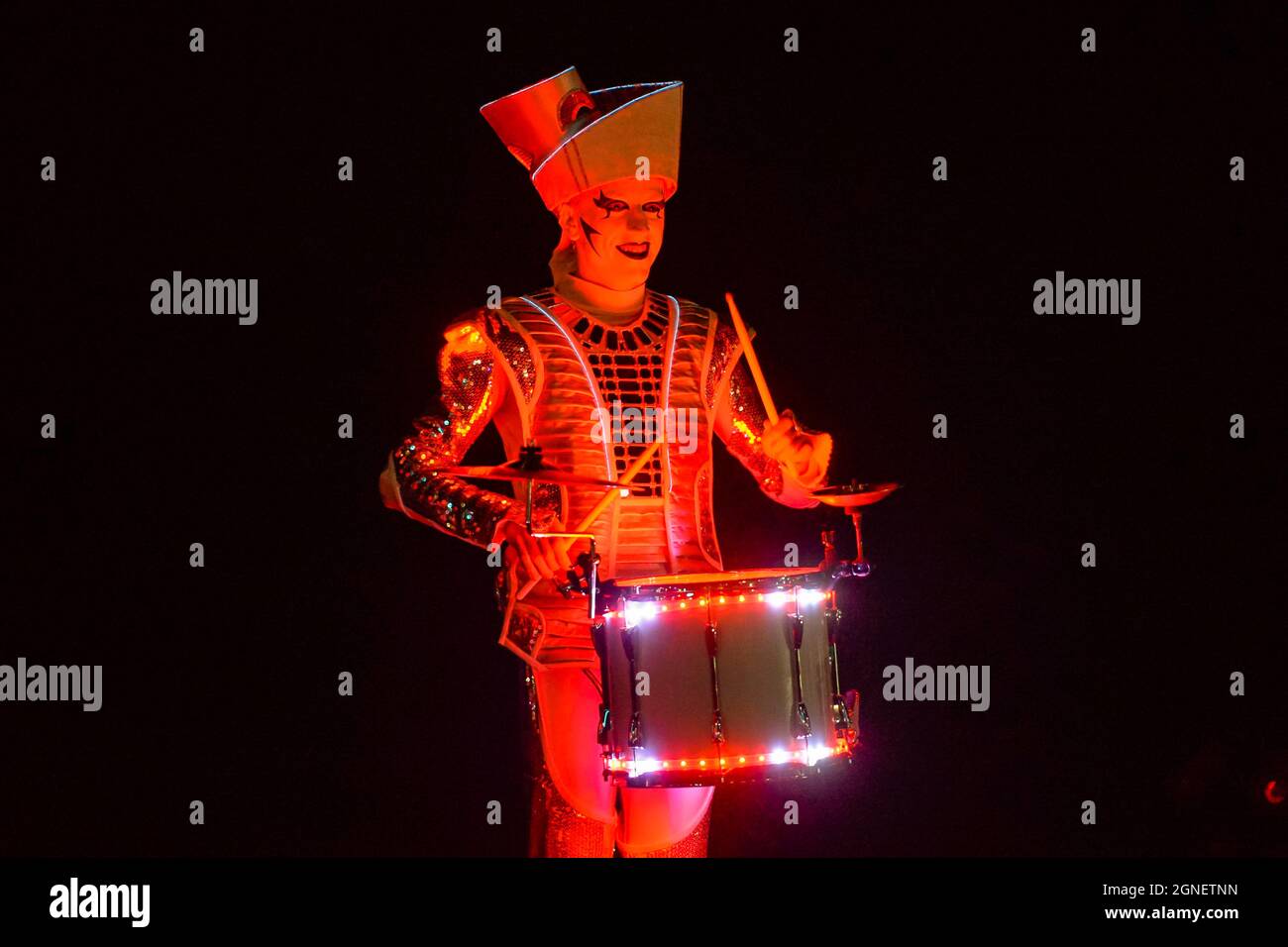 Weymouth, Dorset, Regno Unito. 24 settembre 2021. Parade attraverso le strade di Weymouth in Dorset guidato dai batteristi Worldbeaters con il burattini Dundu come parte del festival Inside out attivo delle arti dello spettacolo. Picture Credit: Graham Hunt/Alamy Live News Foto Stock