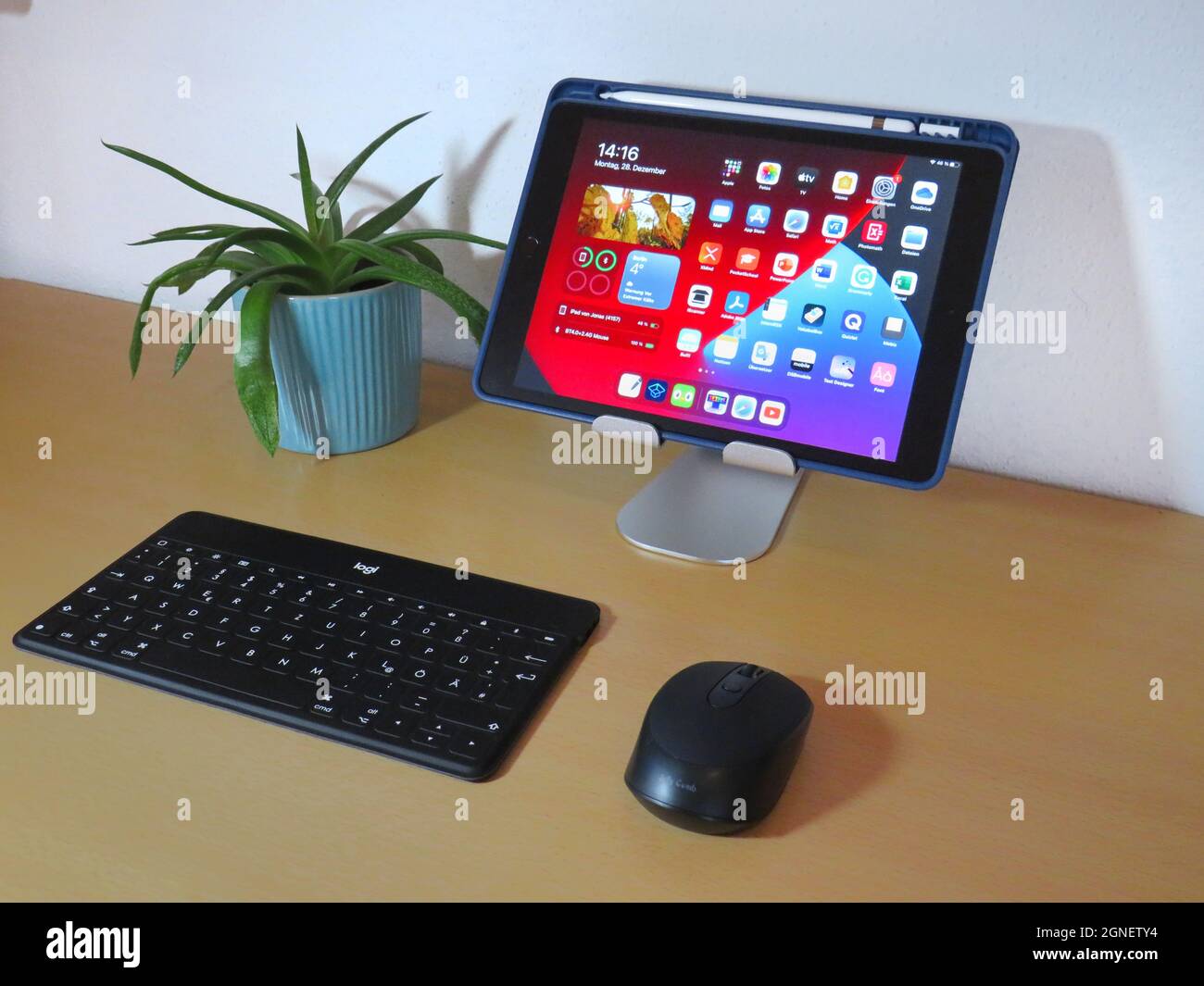 LANDSBERG AM LECH, GERMANIA - 28 dicembre 2020: Configurazione di una scrivania per iPad con tastiera e mouse Foto Stock