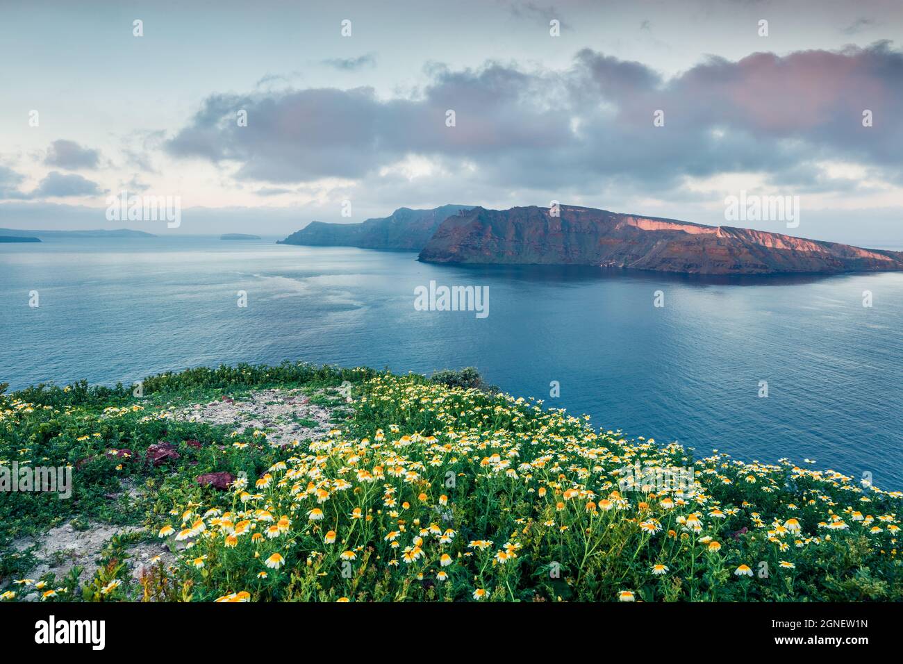 Spettacolare vista primaverile dell'isola di Nea Kameni dall'isola di Santorini. Gran mattina di mare di ​​Crete, Grecia, Europa. Concetto di viaggio backgrou Foto Stock