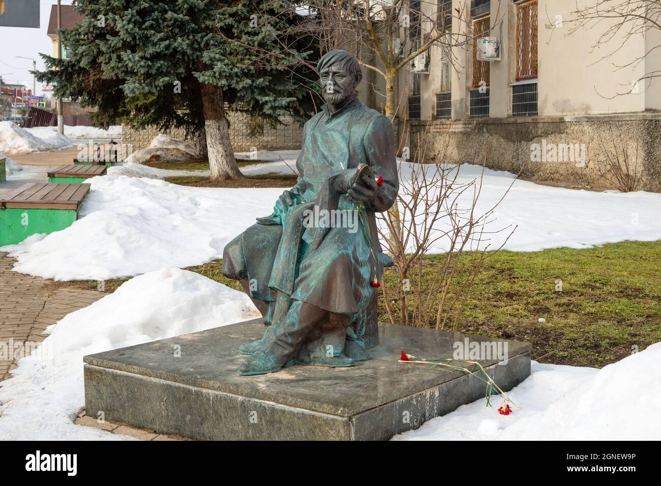 Kimry, regione di Tver, Russia - 6 marzo 2021: Monumento al calzolaio. La calzolatura era la professione tradizionale dei residenti del Kimmy. È considerato t Foto Stock