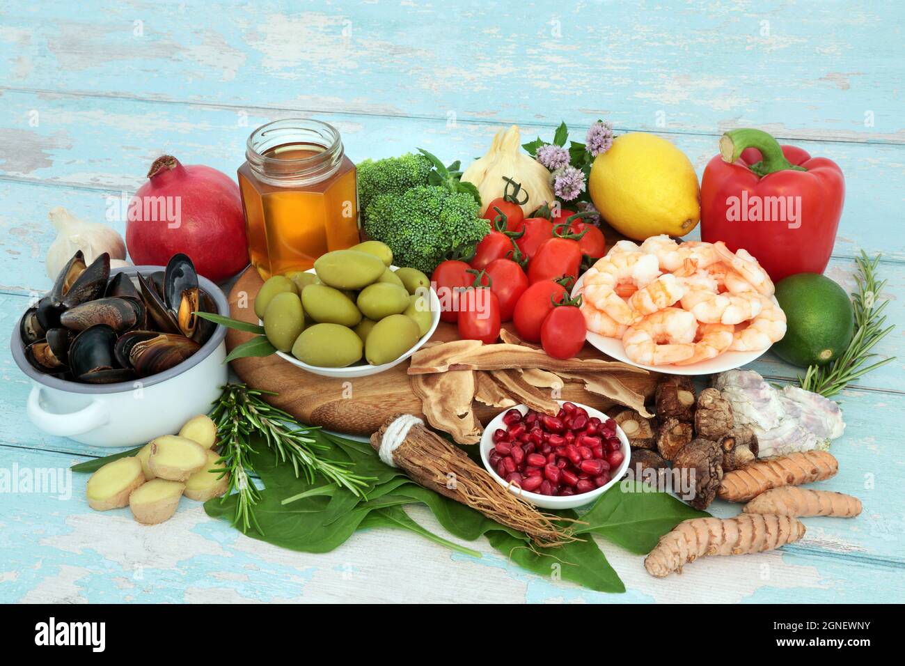 Cibo sano per rafforzare il sistema immunitario con frutti di mare, verdure, frutta, miele, erbe e spezie. Alimenti per la salute molto alti in antiossidanti, antocianine. Foto Stock