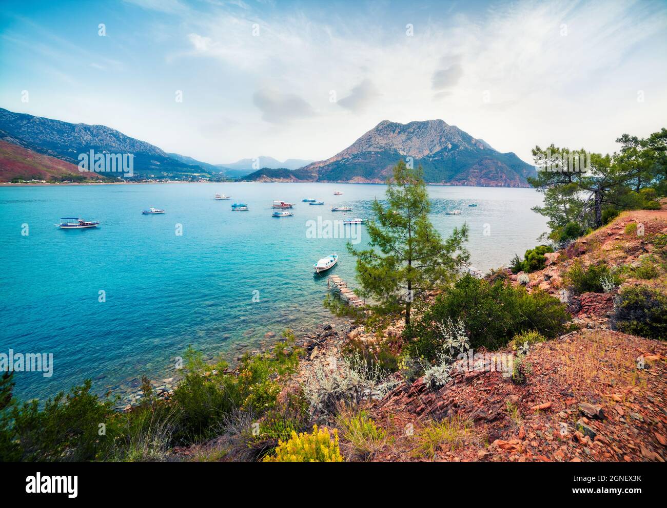Pittoresco mare Mediterraneo in Turchia, Asia. Colorata vista primaverile della spiaggia di Adrasan con il Monte Moses sullo sfondo. Concetto di viaggio backgro Foto Stock
