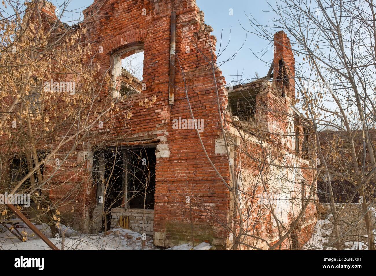 Distrutto edificio in mattoni in una giornata invernale Foto Stock