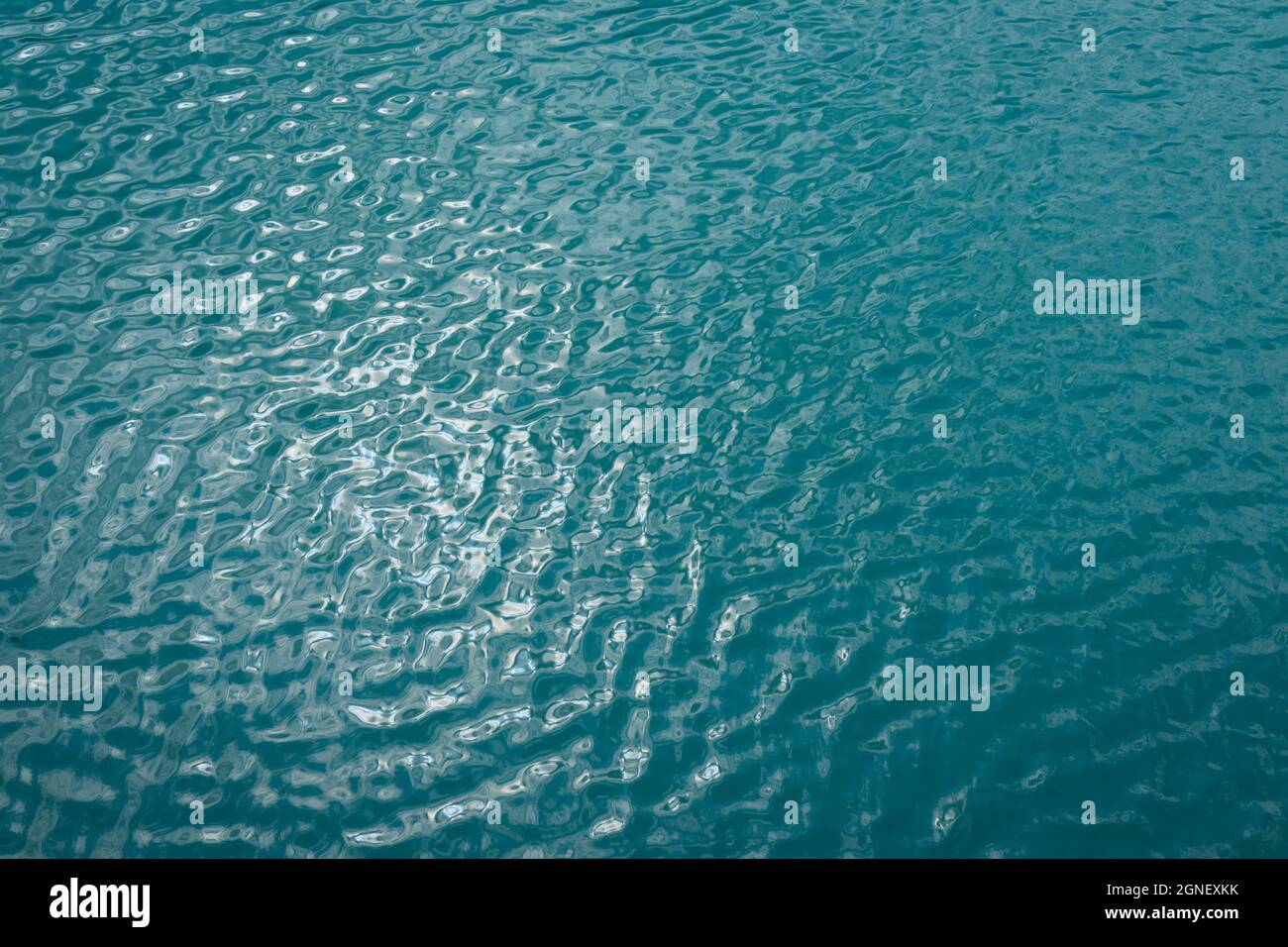 turchese acqua blu trama e riflessi di luce solare astratto sfondo natura per il relax Foto Stock