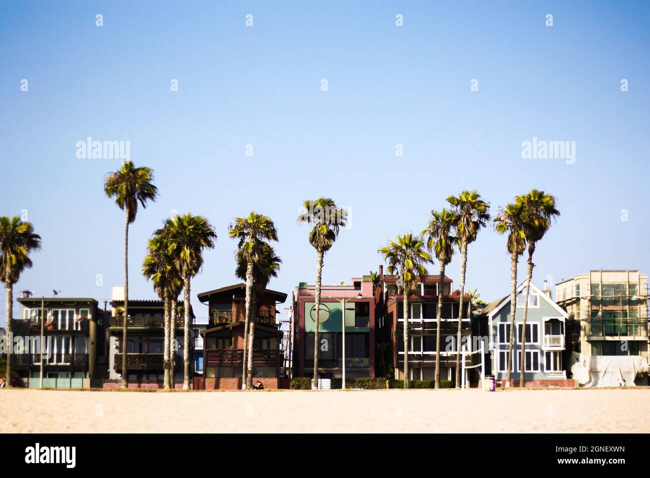 California Dreaming - la spiaggia di Venezia a LOS ANGELES con l'architettura della casa sulla spiaggia, la sabbia e le antiche palme Foto Stock