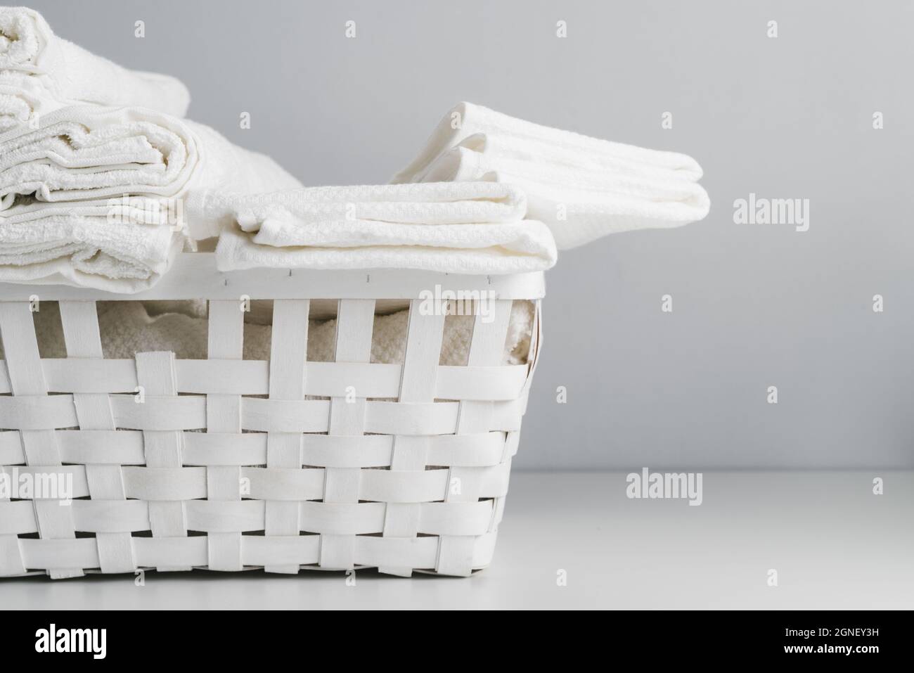 vista frontale cesto bianco con asciugamani. Alta qualità e risoluzione bellissimo concetto di foto Foto Stock