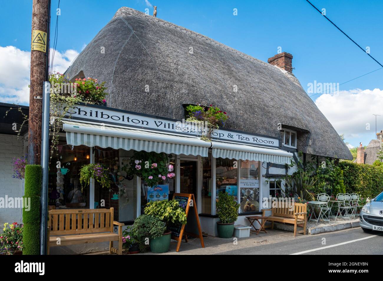 Chilton Village Shop and Tea Room, piccola impresa in un tradizionale cottage con tetto in paglia, Chilton, Hampshire, Inghilterra, Regno Unito Foto Stock