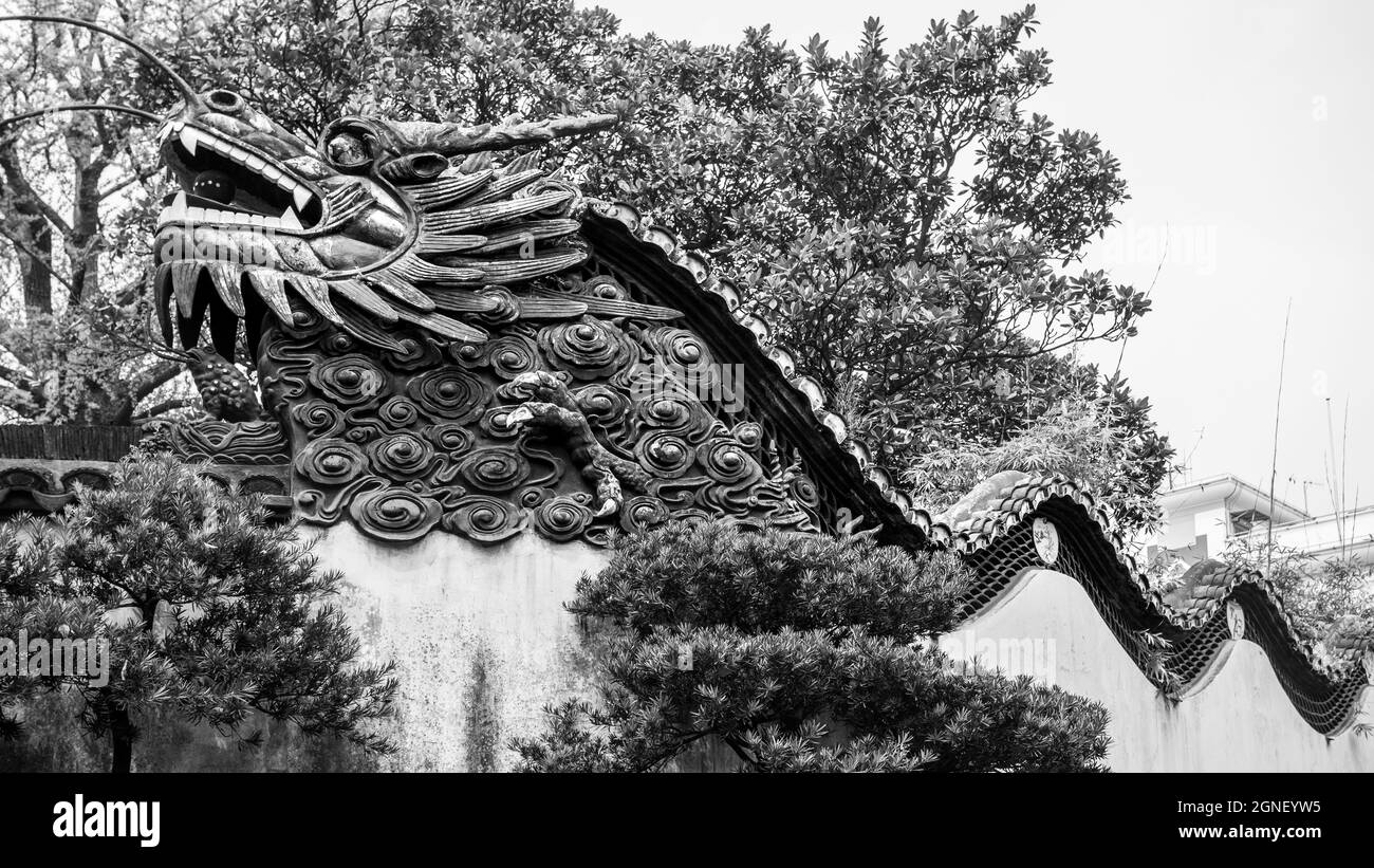 Dragon sul recinto nel giardino Yu Yuan a Shanghai, Cina Foto Stock