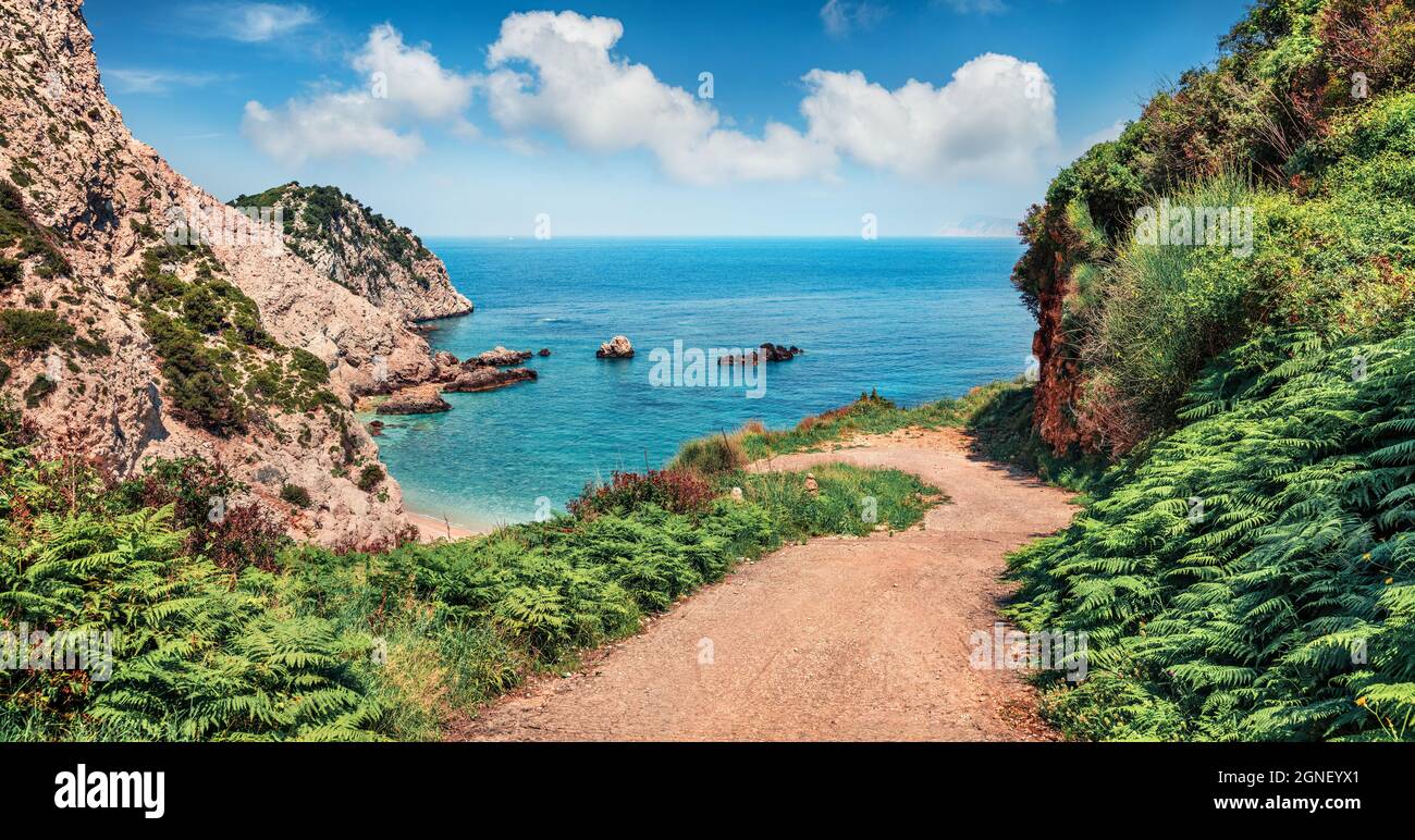 Vecchia strada per la spiaggia di Agia eleni. Colorato mare mattutino del Mar Mediterraneo. Scena all'aperto dell'isola di Cefalonia, Grecia, Europa. In viaggio Foto Stock