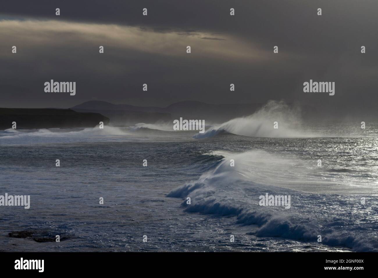 Onde e spruzzi di mare, Marwick costa. Isola di Orkney Foto Stock