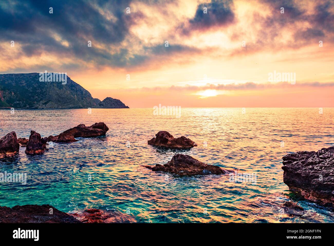 Incredibile vista primaverile della spiaggia di Petani. Scena del tramonto mozzafiato dell'isola di Cefalonia, Grecia, Europa. Incredibile mare Mediterraneo. Misti Foto Stock